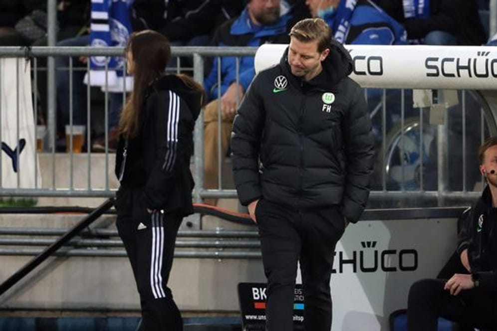 Im Spiel bei Arminia Bielefeld reagiert Wolfsburgs Trainer Florian Kohfeldt an der Seitenlinie.