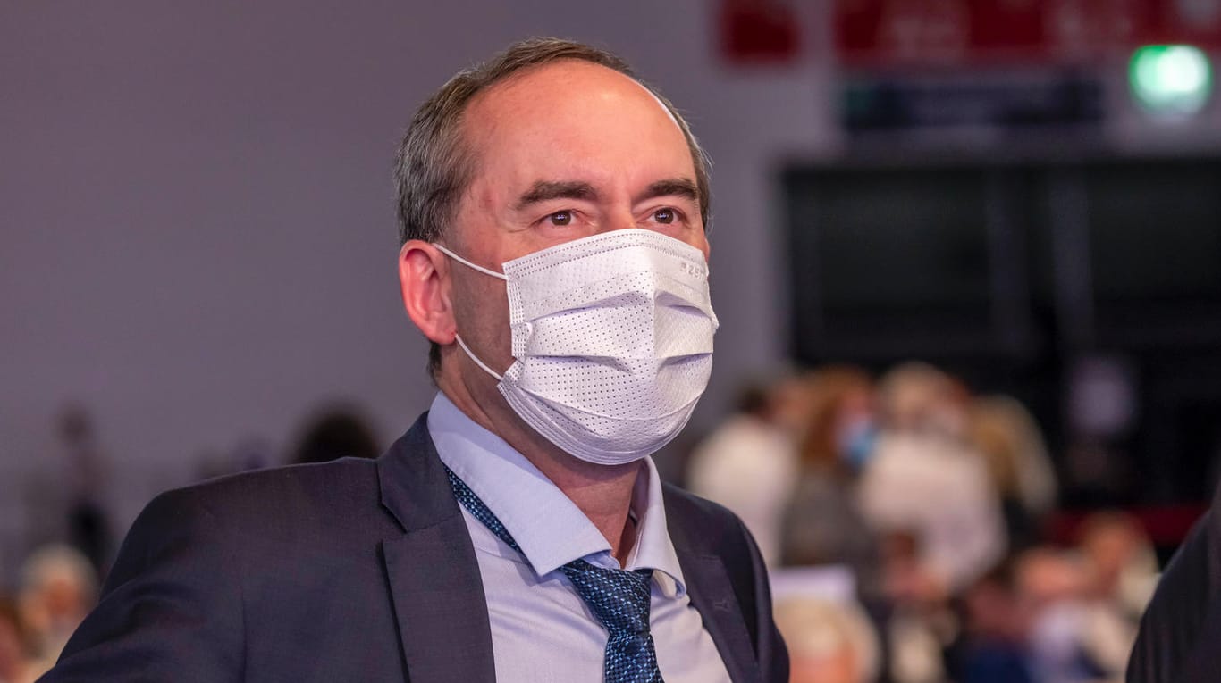 Hubert Aiwanger (Freie Wähler): Der stellvertretende bayerische Ministerpräsident wollte sich lange nicht impfen lassen.