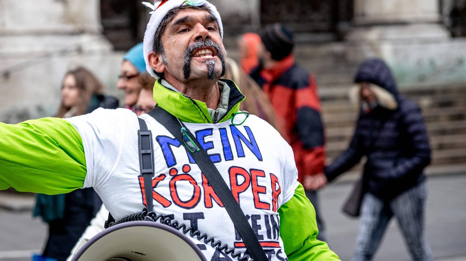 Demonstrant bei einer "Querdenken"-Demo: "Mein Körper ist kein Staatseigentum" steht auf seinem T-Shirt.