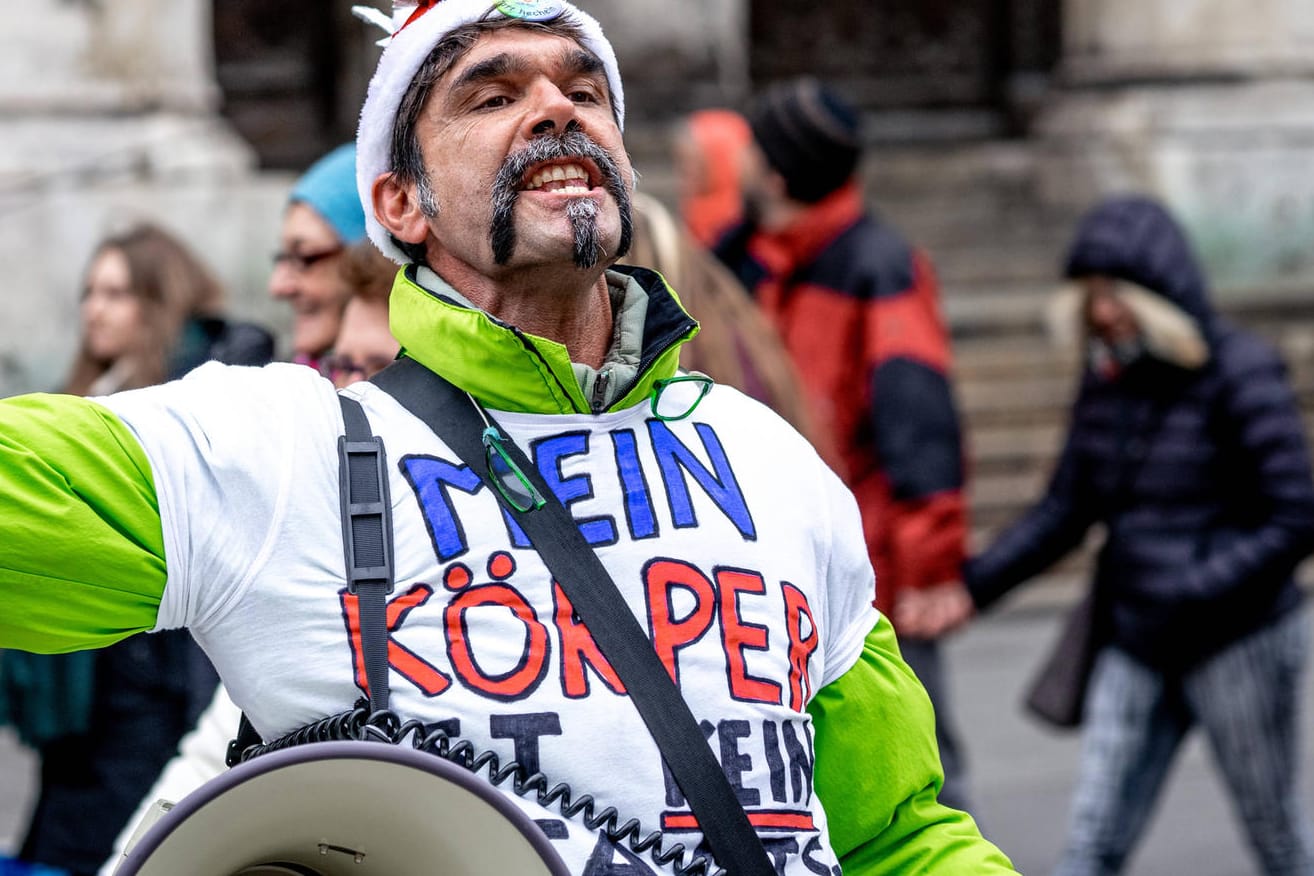 Demonstrant bei einer "Querdenken"-Demo: "Mein Körper ist kein Staatseigentum" steht auf seinem T-Shirt.