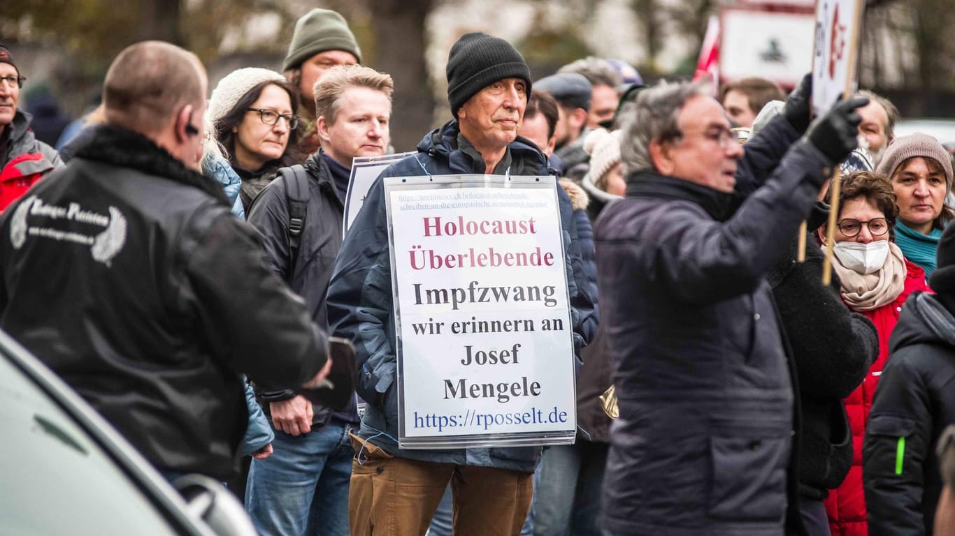 Demonstration gegen einen vermeintlichen Impfzwang in München: Immer wieder fallen "Querdenker" durch Antisemitismus und Holocaust-Verharmlosung auf.