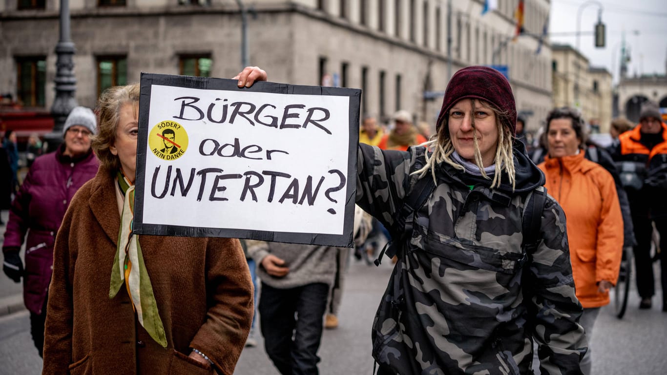 "Querdenken"-Demonstration in München im November: "Bürger oder Untertan" fragt eine Teilnehmerin auf diesem Plakat. Die Skepsis gegen staatliche Maßnahmen ist hier besonders hoch.