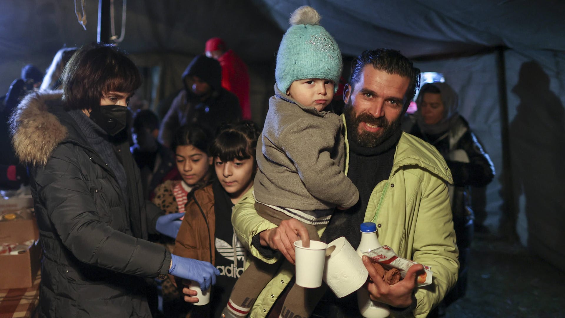 Eine Familie in der Nähe der polnischen Grenze: Die EU wirft Belarus vor, Migranten absichtlich in hoher Zahl an die Grenze zu locken.