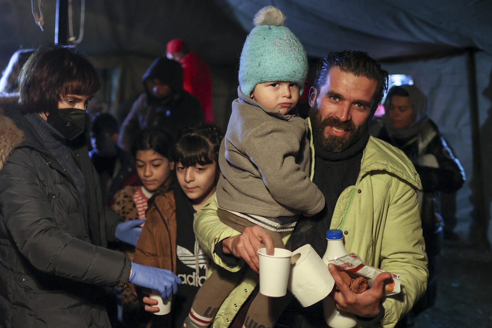 Eine Familie in der Nähe der polnischen Grenze: Die EU wirft Belarus vor, Migranten absichtlich in hoher Zahl an die Grenze zu locken.