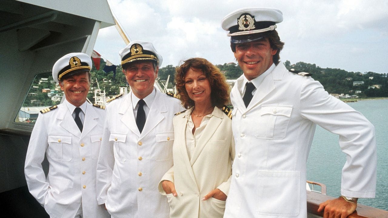 Die "Traumschiff"-Crew von 1983 (l-r): Horst Naumann als Schiffsarzt, Heinz Weiss als Kapitän, Heide Keller als Stewardess und Sascha Hehn als Steward.