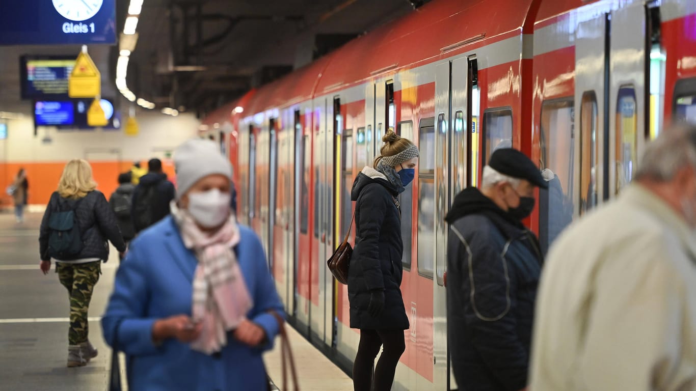 Fahrgäste mit Maske im oeffentlichen Personennahverkehr: Demnächst soll eine Beförderung im ÖPNV nur noch mit 3G-Nachweis möglich sein.