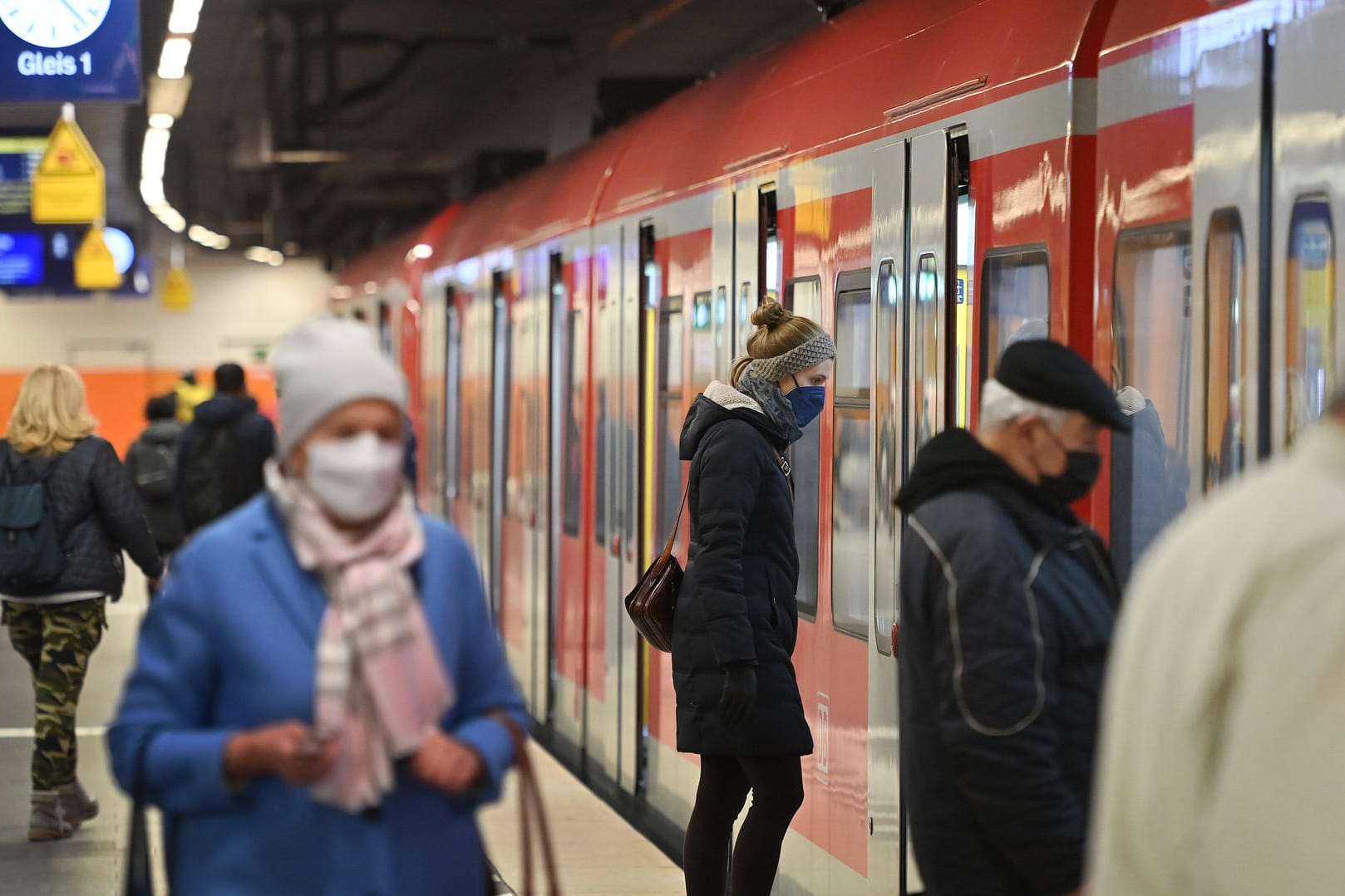 Fahrgäste mit Maske im oeffentlichen Personennahverkehr: Demnächst soll eine Beförderung im ÖPNV nur noch mit 3G-Nachweis möglich sein.