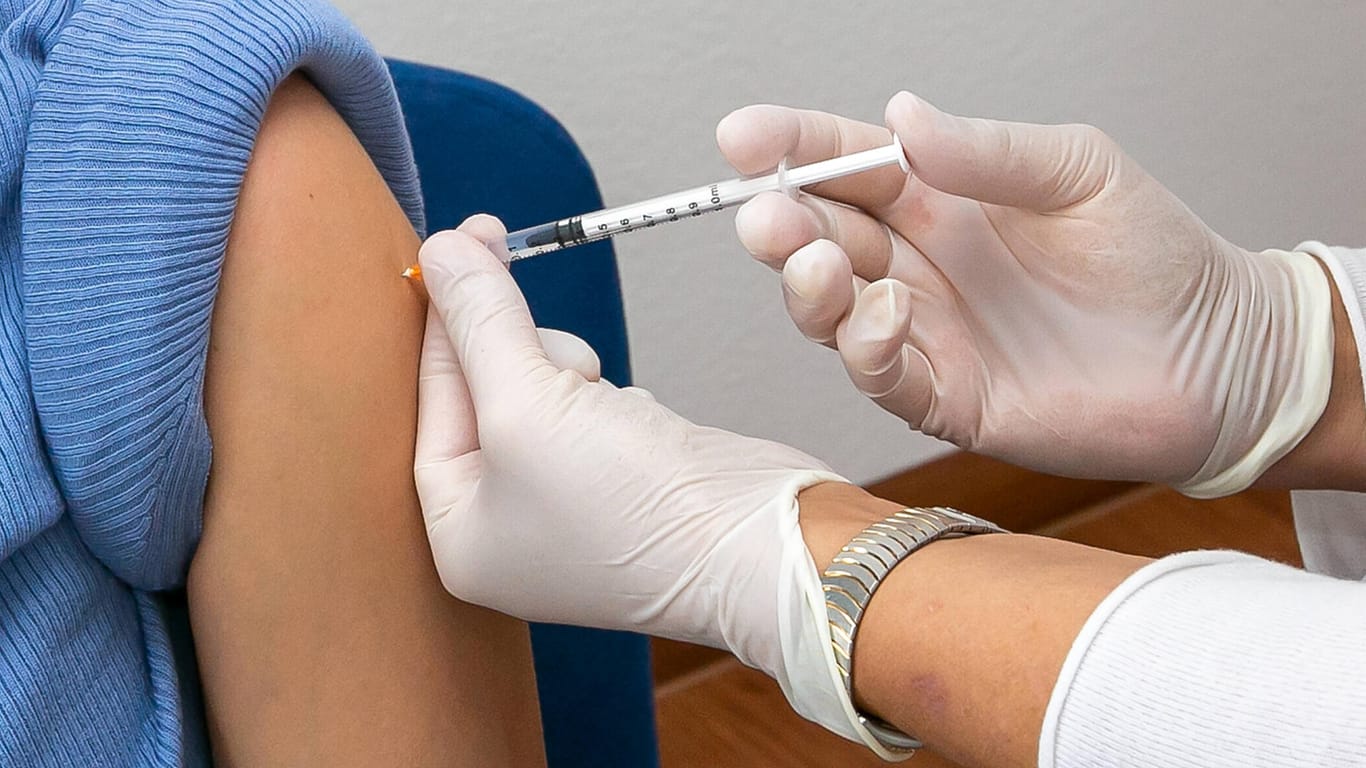 Impfung in einer Arztpraxis (Symbolbild): Die stockende Impfquote sorgt für hohe Inzidenzen auch bei Jüngeren.