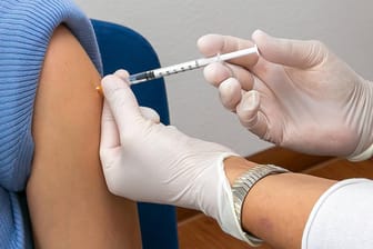 Impfung in einer Arztpraxis (Symbolbild): Die stockende Impfquote sorgt für hohe Inzidenzen auch bei Jüngeren.