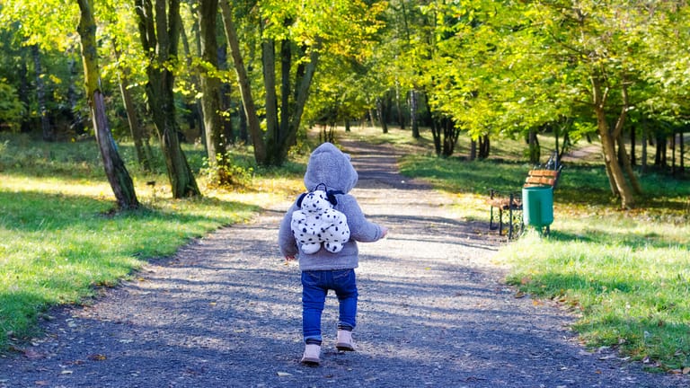 Ein kleines Kind läuft durch einen Park (Symbolbild): Ein Dreijähriger ist in Stuttgart seiner Babysitterin entwischt.