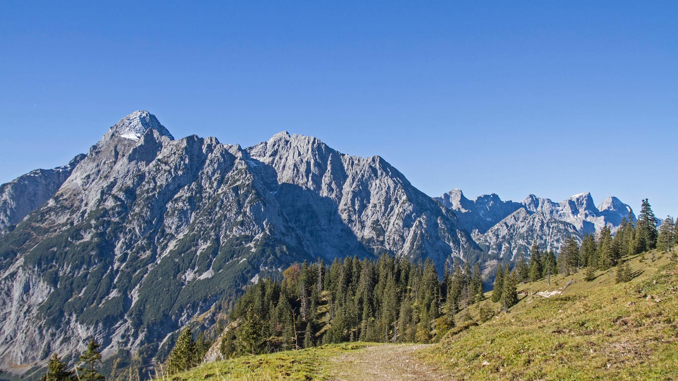 Das bayerische Karwendelgebirge (Symbol): Die Frau war wohl auf etwa 1.900 Metern ins Rutschen gekommen.