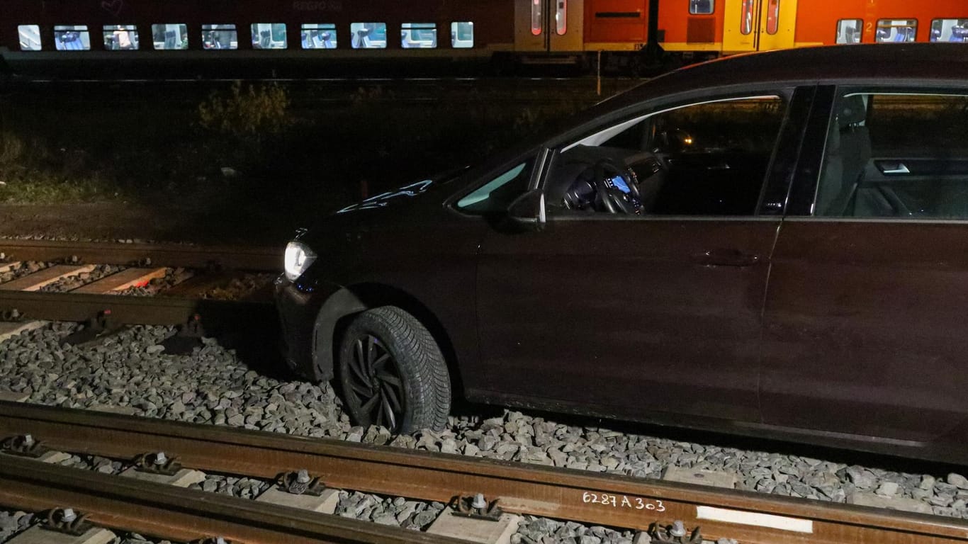 Das Auto war auf den Schienen hängengeblieben: Der Fahrer starb, als ihn eine Regionalbahn erfasste.