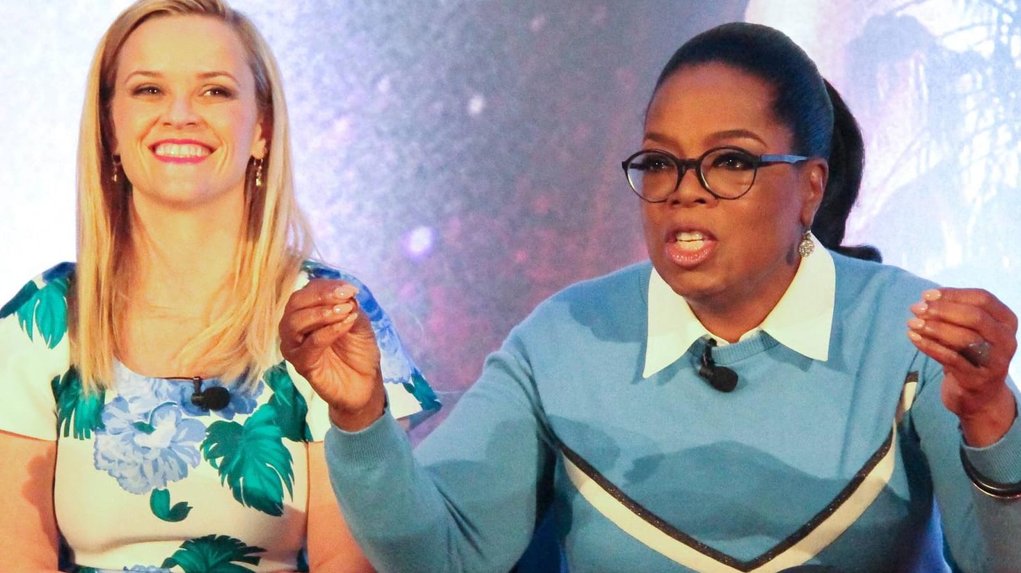 Reese Witherspoon (l.) und Oprah Winfrey bei einer Pressekonferenz (Archivbild): Die beiden Stars haben in das Unterwäschelabel Spanx investiert.