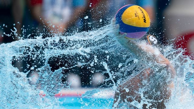Ein Wasserball-Spieler in Aktion