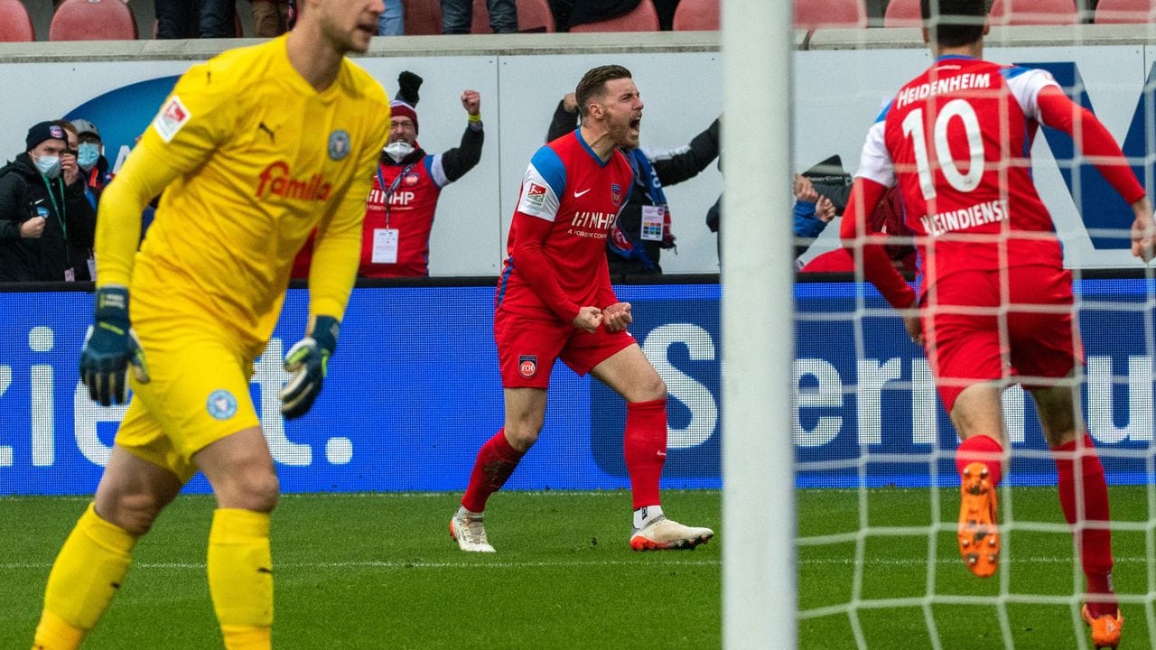 Christian Kühlwetter (M) brachte Heidenheim beim Heimsieg gegen Kiel erstmals in Führung. Christian Kühlwetter (M) brachte Heidenheim beim Heimsieg gegen Kiel erstmals in Führung.