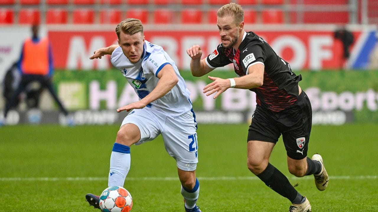 Karlsruhes Marco Thiede (l) und Ingostadts Maximilian Beister teilten sich mit ihren Teams die Punkte. Karlsruhes Marco Thiede (l) und Ingostadts Maximilian Beister teilten sich mit ihren Teams die Punkte.