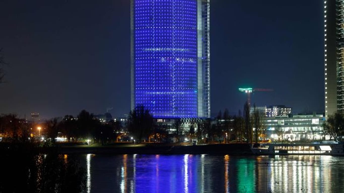 Der Post-Tower in Bonn leuchtet zum Tag der Kinderrechte