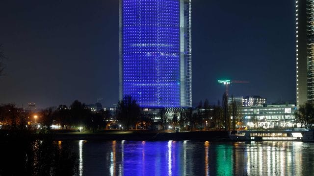 Der Post-Tower in Bonn leuchtet zum Tag der Kinderrechte