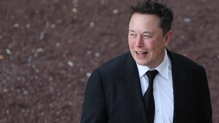 Elon Musk: Der Unternehmer hat sich mit seinem Sohn bei einer Videoschalte vor der Kamera präsentiert.