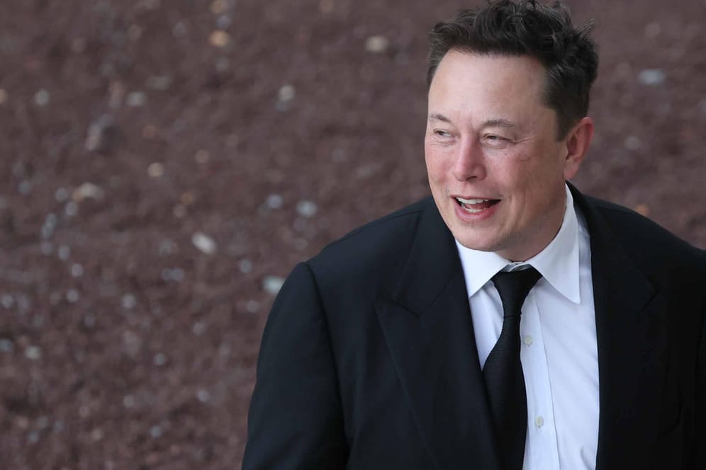 Elon Musk: Der Unternehmer hat sich mit seinem Sohn bei einer Videoschalte vor der Kamera präsentiert.