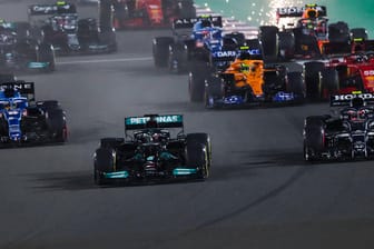 Szene beim Start in Katar: Lewis Hamilton (M.) zieht davon.