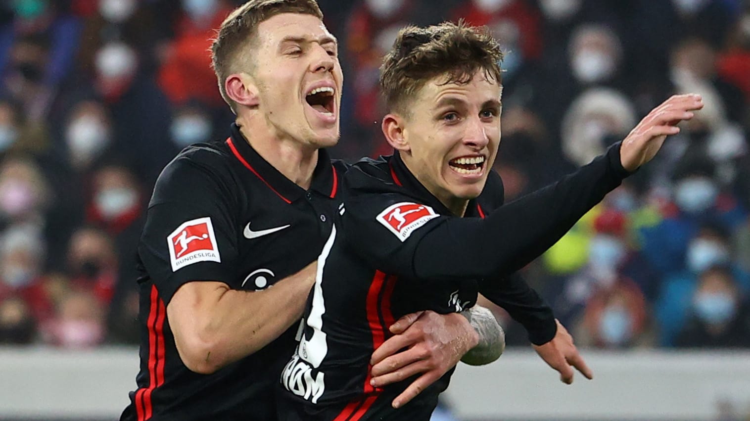 Kristijan Jakic (l.) und Jesper Lindström feiern das Tor zum 1:0.