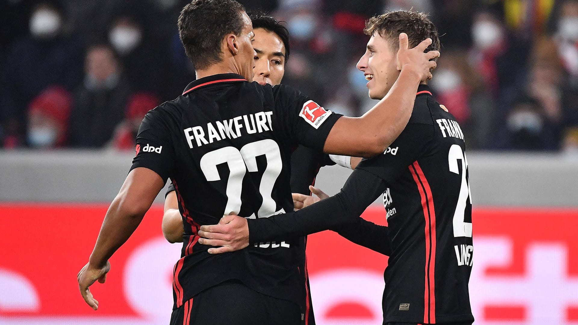 Timothy Chandler (l.) und Makoto Hasebe gratulieren Jesper Lindström zu seinem Tor: Die Eintracht traf in der ersten Hälfte gleich doppelt. Timothy Chandler (l.) und Makoto Hasebe gratulieren Jesper Lindström zu seinem Tor: Die Eintracht traf in der ersten Hälfte gleich doppelt.