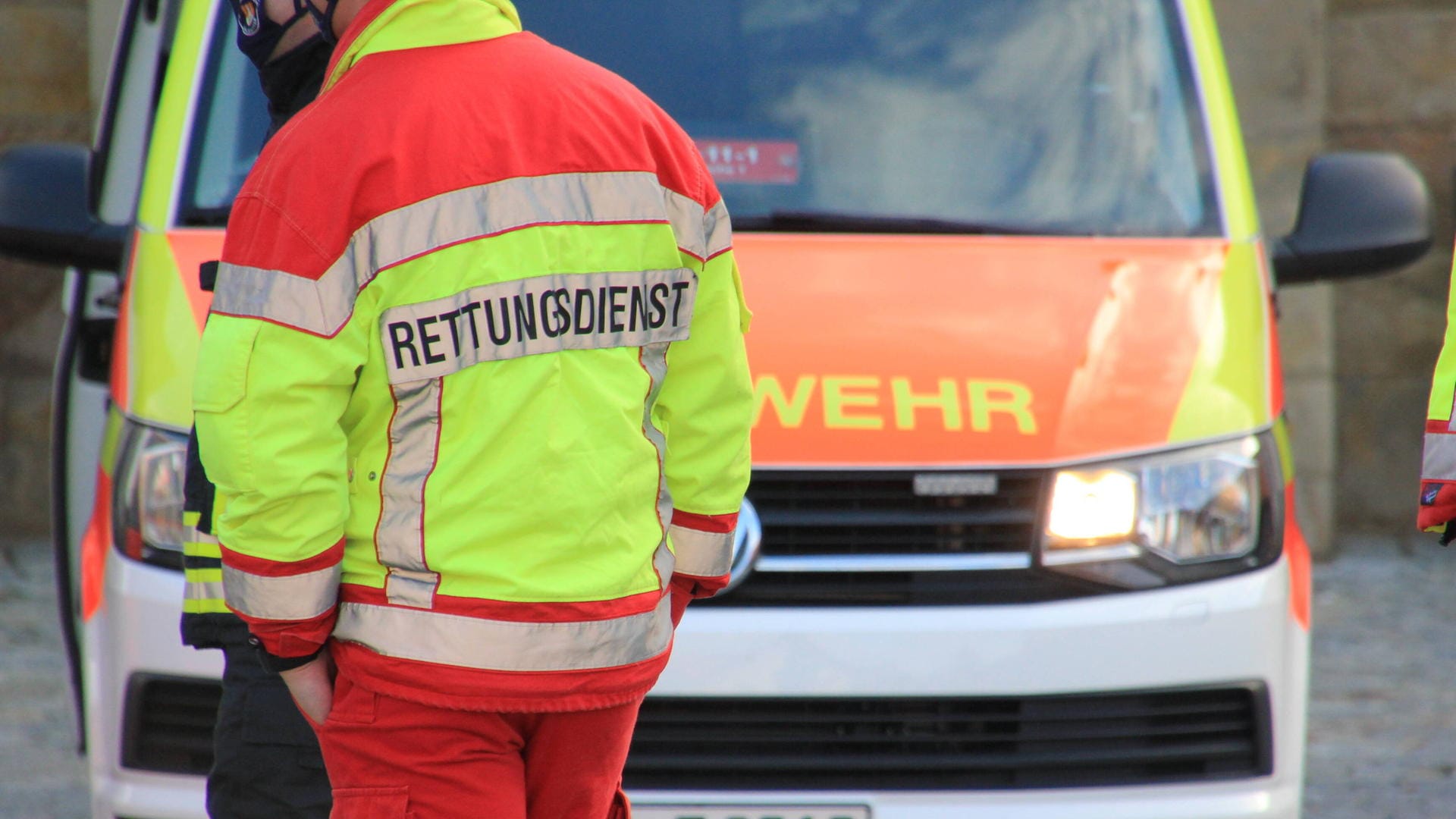 Sanitäter in einer Einsatzpause: Das betrunkene Unfallopfer packte einen der Helfer am Kragen und wollte ihm mit der Faust ins Gesicht schlagen. (Symbolfoto) Sanitäter in einer Einsatzpause: Das betrunkene Unfallopfer packte einen der Helfer am Kragen und wollte ihm mit der Faust ins Gesicht schlagen. (Symbolfoto)