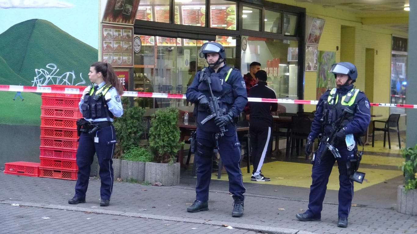 Polizisten mit automatischen Waffen: Ein Bereich um die Siegfriedstraße wurde abgeriegelt.