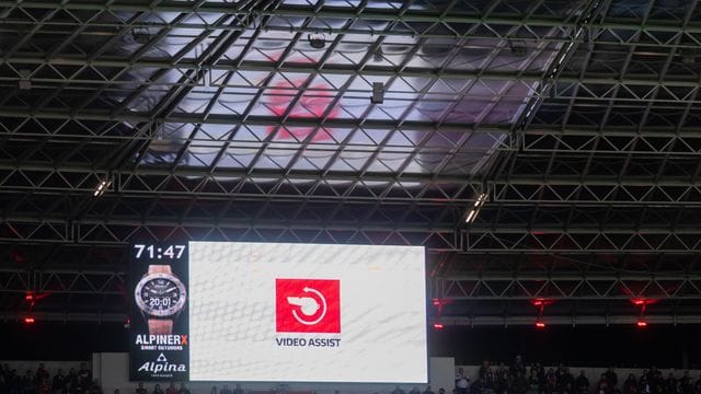 Der Schriftzug "Video Assist" ist auf der Anzeigetafel zu sehen, während der Schiedsrichter den Videobeweis zu Rate zieht. Der Schriftzug "Video Assist" ist auf der Anzeigetafel zu sehen, während der Schiedsrichter den Videobeweis zu Rate zieht.
