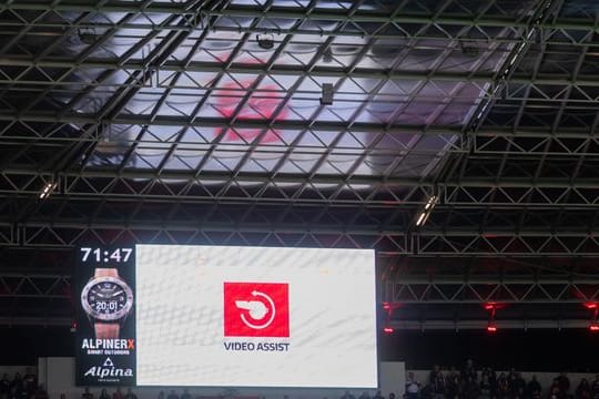 Der Schriftzug "Video Assist" ist auf der Anzeigetafel zu sehen, während der Schiedsrichter den Videobeweis zu Rate zieht.