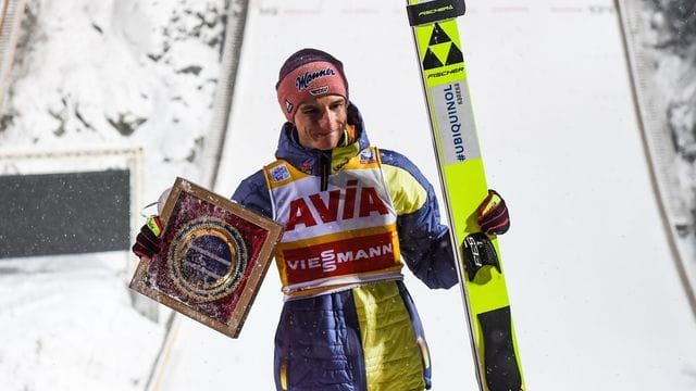 Geiger hält eine Trophäe in der Hand.