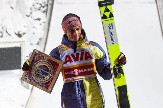 Geiger hält eine Trophäe in der Hand.