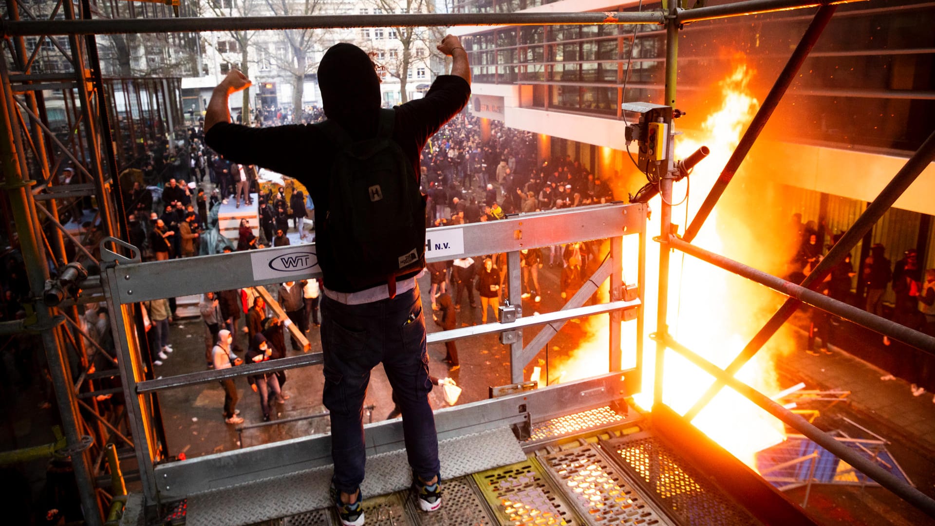 Corona-Protest in Brüssel: Auf der Straße haben Demonstranten Feuer gelegt. Corona-Protest in Brüssel: Auf der Straße haben Demonstranten Feuer gelegt.