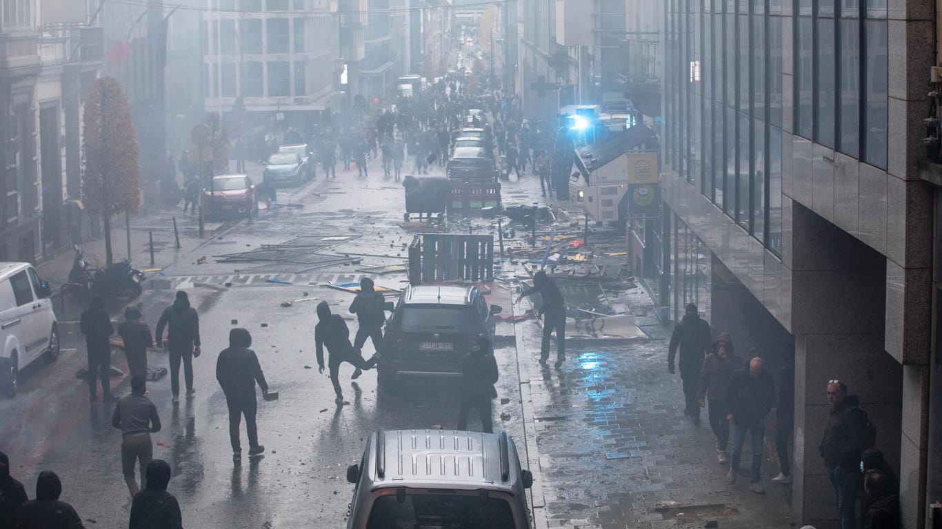 Randale in Brüssel: Die Polizei setzte Wasserwerfer ein.