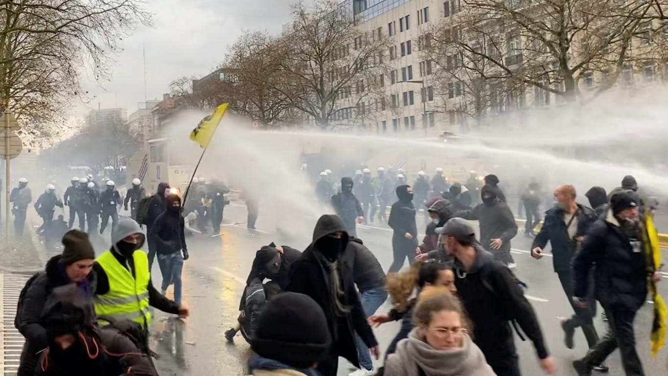 Flucht vor Wasserwerfern: Rund 35.000 sollen in Brüssel demonstriert haben.