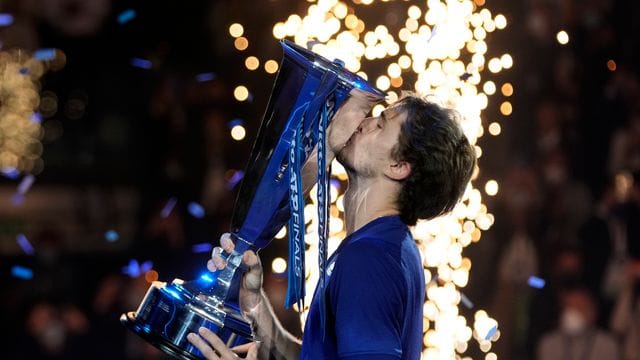 Zverev küsst seine Trophäe nach dem Sieg.