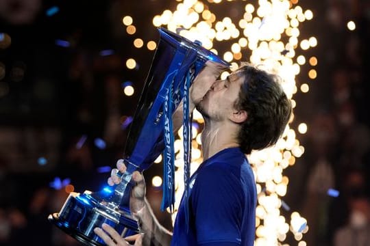 Zverev küsst seine Trophäe nach dem Sieg.