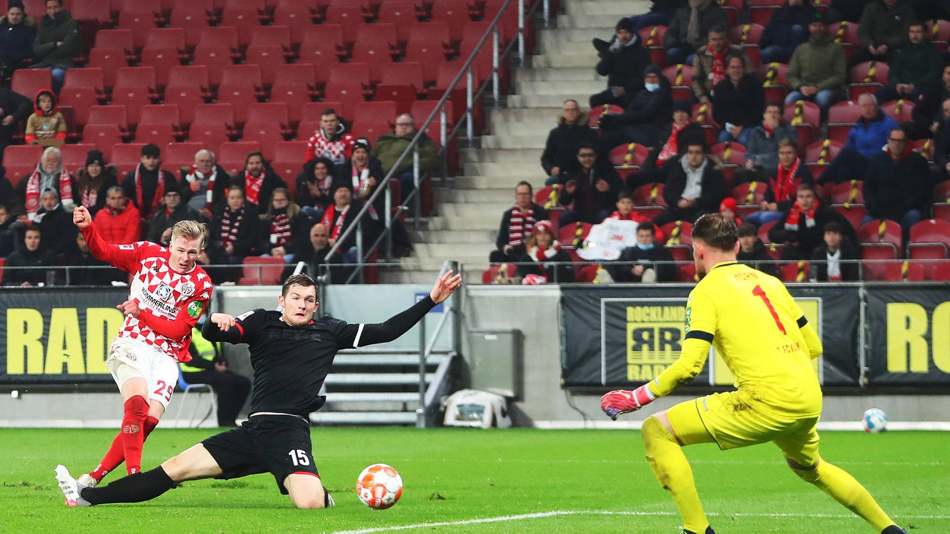 Hier erzielt Mainz-Stürmer Jonathan Burkhardt die Führung für das Heimteam. Hier erzielt Mainz-Stürmer Jonathan Burkhardt die Führung für das Heimteam.