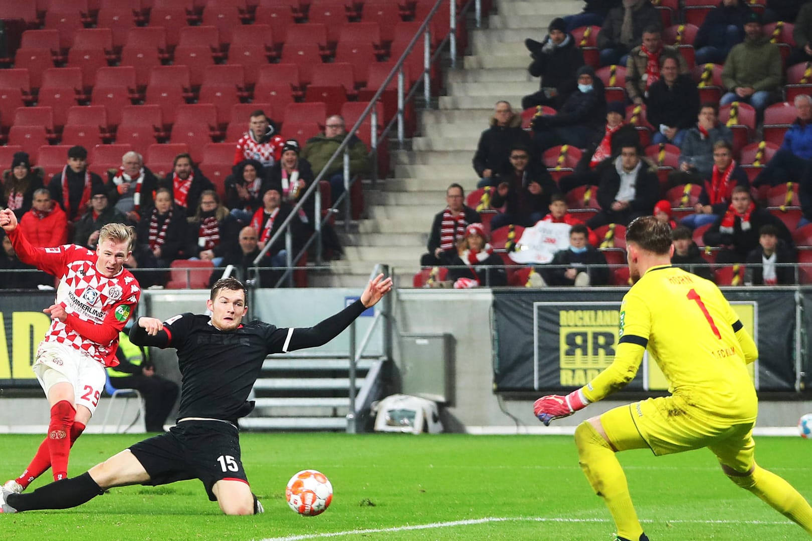 Hier erzielt Mainz-Stürmer Jonathan Burkhardt die Führung für das Heimteam.