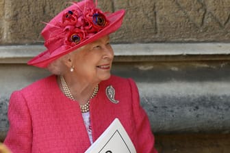 Auf Schloss Windsor: Die Queen ließ sich die Taufe ihrer Urenkel nicht entgehen.