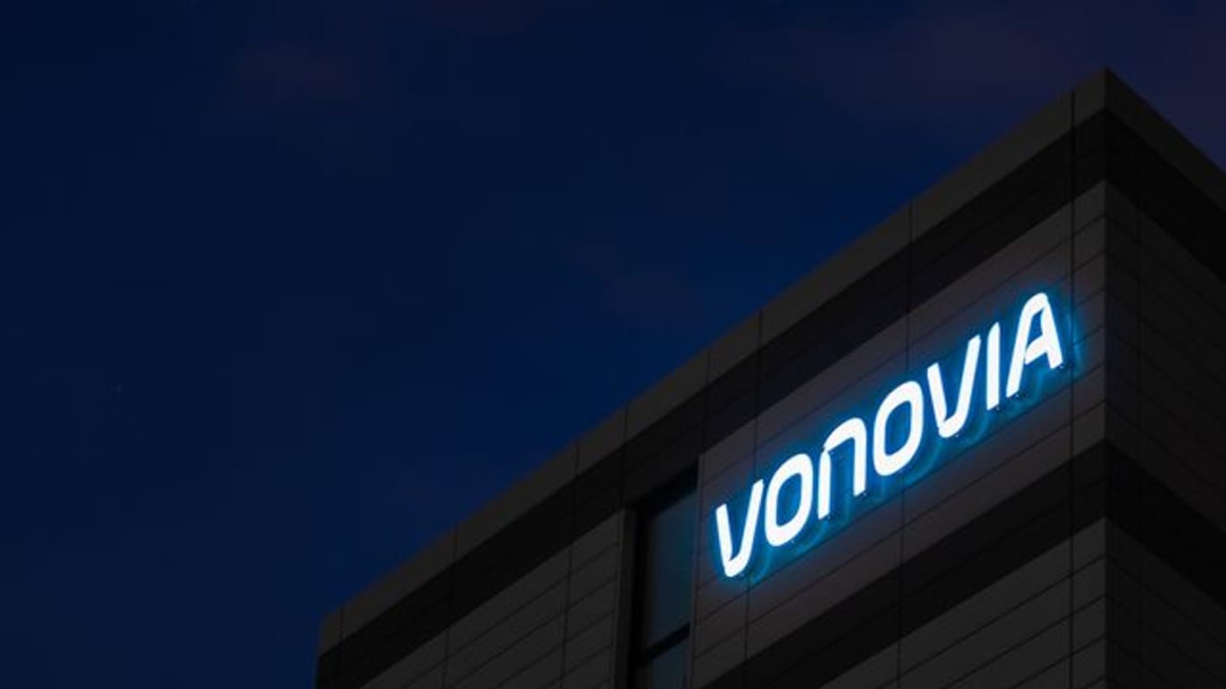 Das Vonovia-Logo an der Firmenzentrale in Bochum (Symbolbild): Der Immobilienkonzern übernimmt die Deutsche Wohnen.