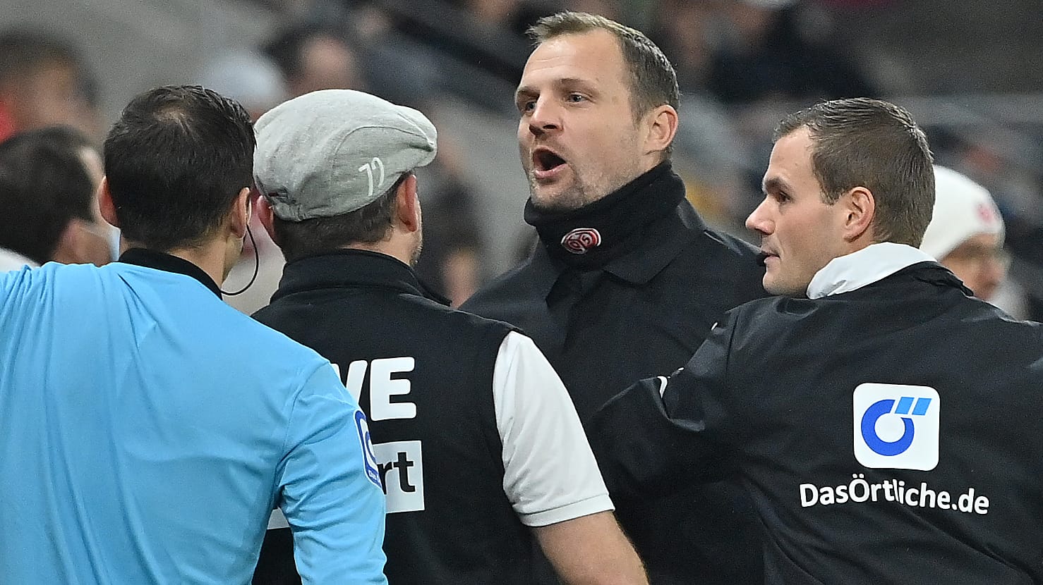 Hochgekocht: Köln-Trainer Baumgart (M.) und sein Mainzer Kollege Svensson in einer Diskussion an der Seitenlinie. Hochgekocht: Köln-Trainer Baumgart (M.) und sein Mainzer Kollege Svensson in einer Diskussion an der Seitenlinie.