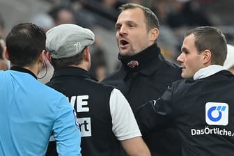 Hochgekocht: Köln-Trainer Baumgart (M.) und sein Mainzer Kollege Svensson in einer Diskussion an der Seitenlinie.