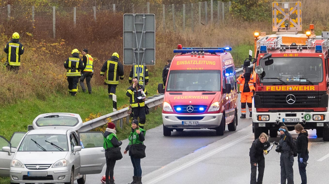 Polizei und Rettungskräfte am Samstag auf der A7 bei Schuby: Der Mann soll mit einem Messer auf die Frau eingestochen haben.