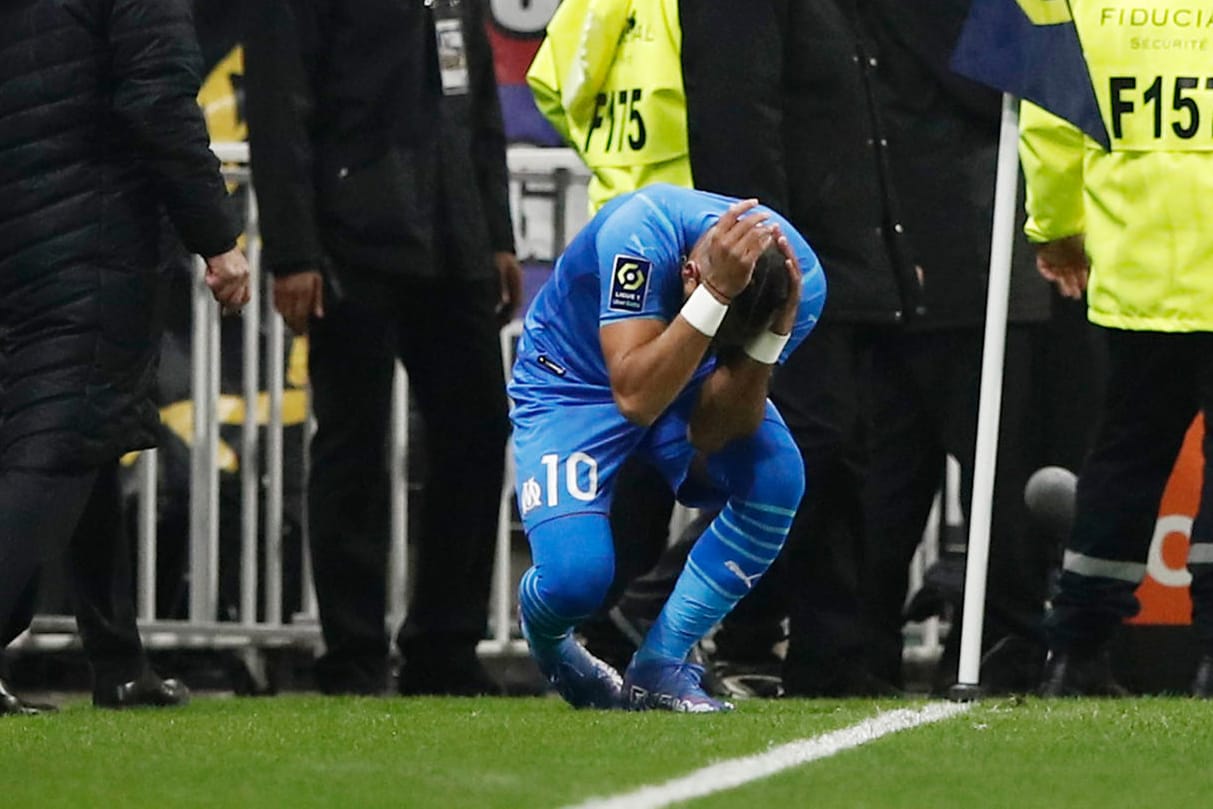 Die Szene, die zur Unterbrechung führte: Marseilles Payet wird von einer Wasserflasche am Kopf getroffen.