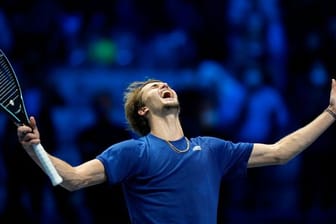 Alexander Zverev jubelt nach seinem Sieg im ATP-Finale gegen den Russen Daniil Medwedew.