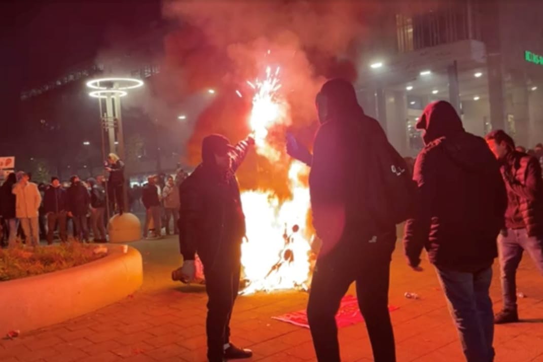 Protest gegen die Corona-Politik in Rotterdam.