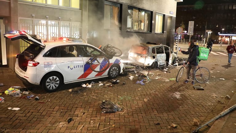 Zerstörte Polizeiautos nach den Krawallen in Rotterdam.