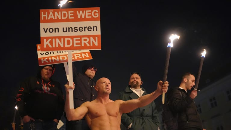 Neonazis führen die Corona-Proteste in Wien an.